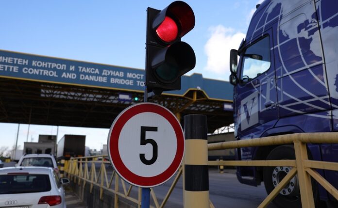 Интензивен е трафикът на товарни автомобили през граничните пунктове „Капитан Андреево“ и „Лесово“