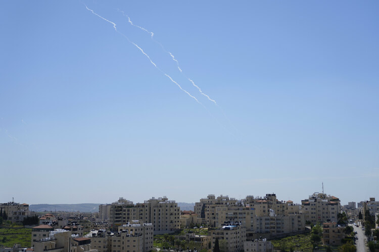 СподелиИзраелските сили за сигурност работят по прехващането на ракета изстреляна