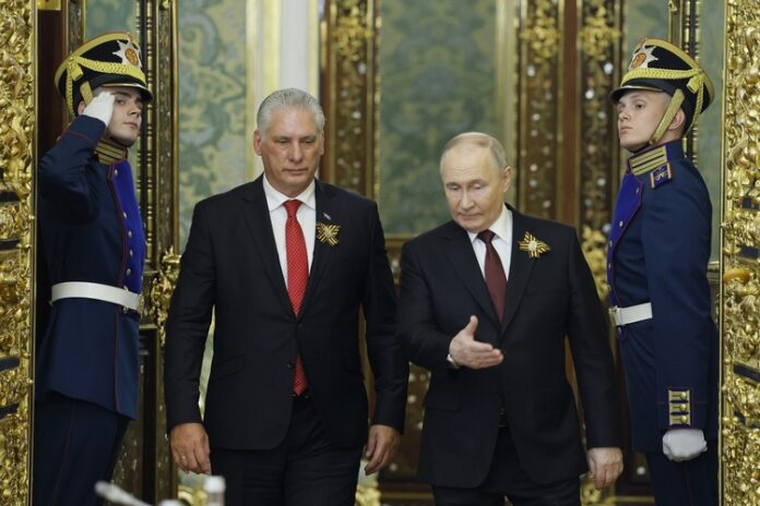 Кубинският президент пристигна в Санкт Петербург