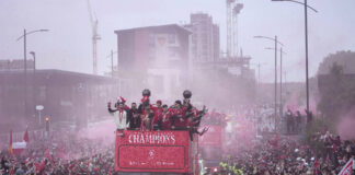 Ливърпул показа шампионския трофей във Висшата лига с парад през центъра на града, Кристъл Палас и женският отбор на Арсенал също празнуваха по улиците