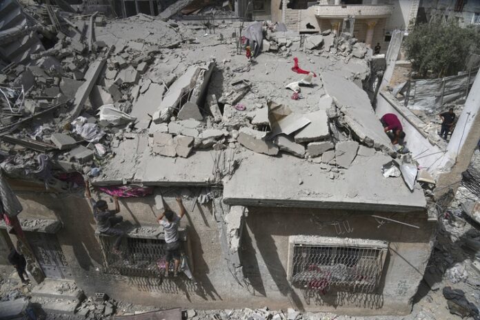 Международният комитет на Червения кръст съобщи, че двама негови служители са били убити вчера в ивицата Газа при израелско нападение