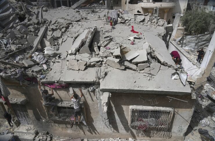 Международният комитет на Червения кръст съобщи, че двама негови служители са били убити вчера в ивицата Газа при израелско нападение