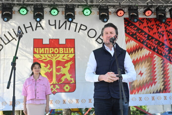 Министърът на туризма Мирослав Боршош заяви, че традицията на чипровския Министърът на туризма Мирослав Боршош заяви, че традицията на чипровския килим трябва да бъде съхранена