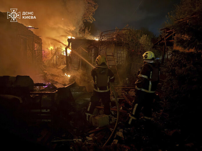 Най-малко двама души загинаха при руско нападение с дронове срещу украинската столица Киев