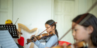 Най-младите жители на брезовско село радват местното население с класическа музика