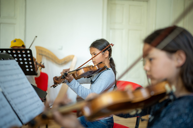 СподелиНай младите жители на село Сърнегор в района на Брезово радват