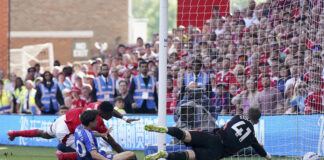 Нападател на Нотингам е поставен в изкуствена кома след операция, съобщават британските медии