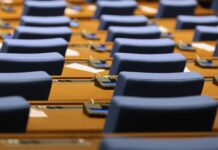 Народното събрание ще гласува предложения за сваляне на депутатски имунитети, както и за провеждане на референдум за лева, според проектопрограмата на парламента