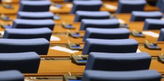 Народното събрание ще гласува предложения за сваляне на депутатски имунитети, както и за провеждане на референдум за лева, според проектопрограмата на парламента