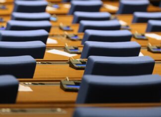 Народното събрание ще гласува предложения за сваляне на депутатски имунитети, както и за провеждане на референдум за лева, според проектопрограмата на парламента