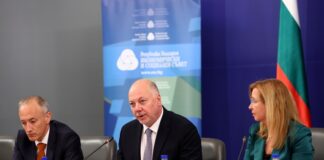 Няма смисъл да вкарваме дебат за еврото, който манипулира хората, ражда в тях страхове и управлява тези страхове, заяви премиерът Росен Желязков