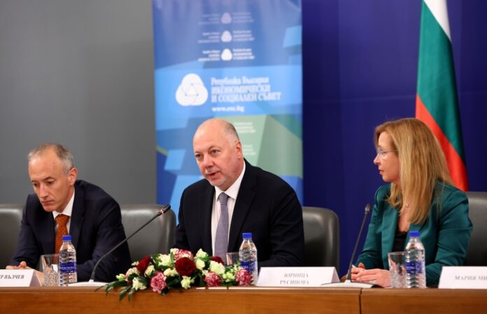 Няма смисъл да вкарваме дебат за еврото, който манипулира хората, ражда в тях страхове и управлява тези страхове, заяви премиерът Росен Желязков