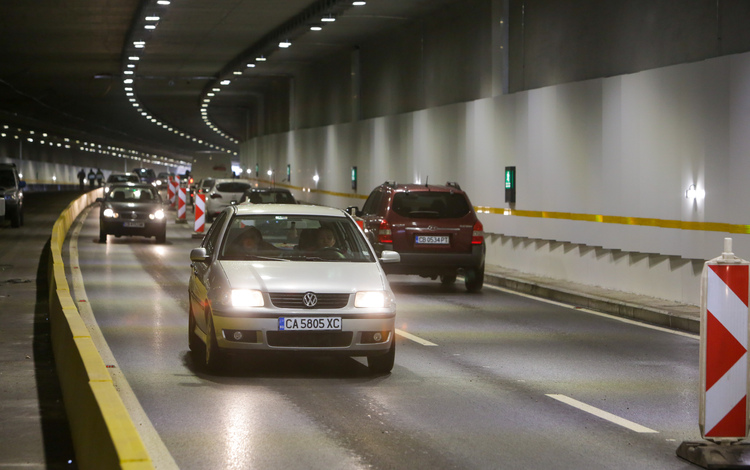 СподелиОграничението на движението за всички превозни средства в тръбата за