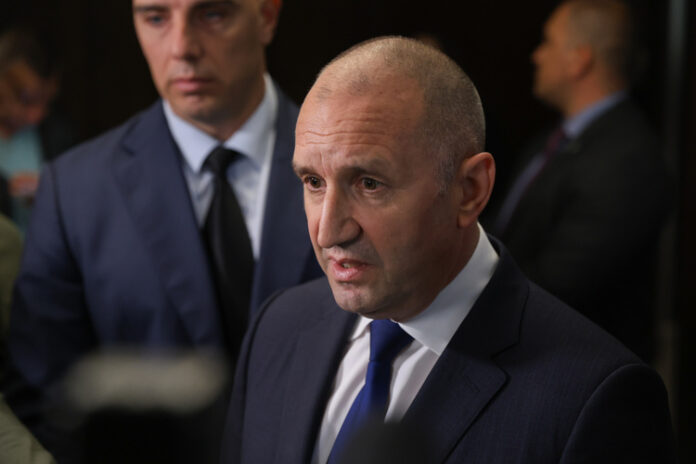 Опитите да бъда атакуван с това, че съм обнародвал закона за еврото са плоска манипулация, защото в него няма никакви дати, каза Румен Радев