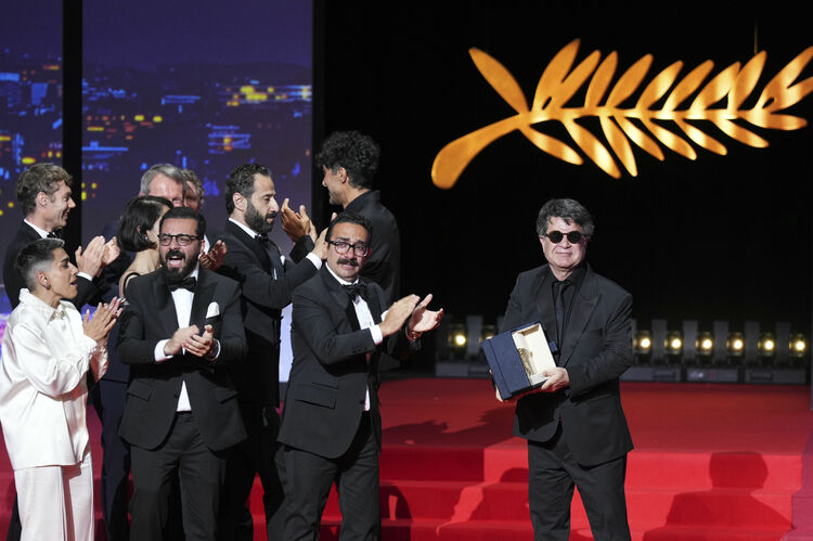 СподелиДжафар Панахи иранският режисьор се завърна в родината си където