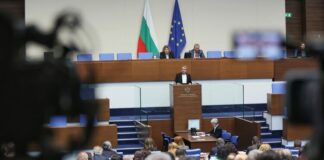 Пленарното заседание започна с декларации за предстоящия 24 май