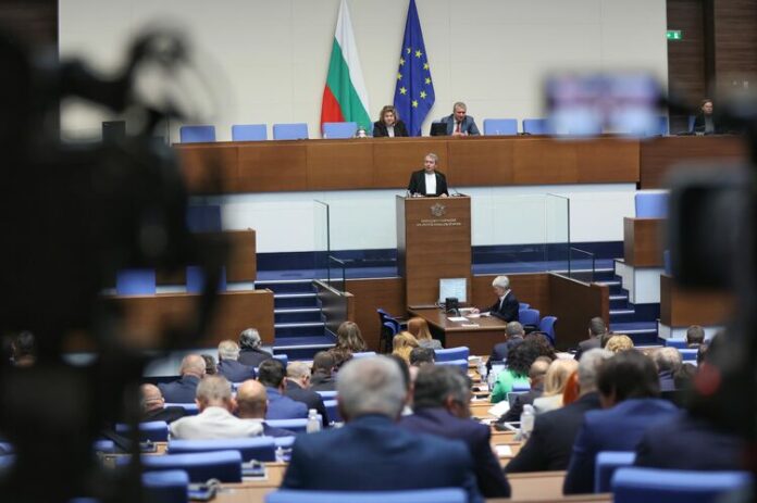 Пленарното заседание започна с декларации за предстоящия 24 май