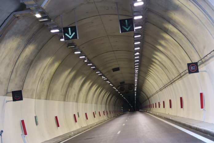 Почистват се тунелите на автомагистралите „Хемус“, „Тракия“ и „Струма“, съобщиха от АПИ