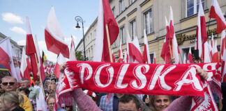 Поляци дойдоха във Варшава от цялата страна, за да участват в шествия в подкрепа на двамата кандидат-президенти