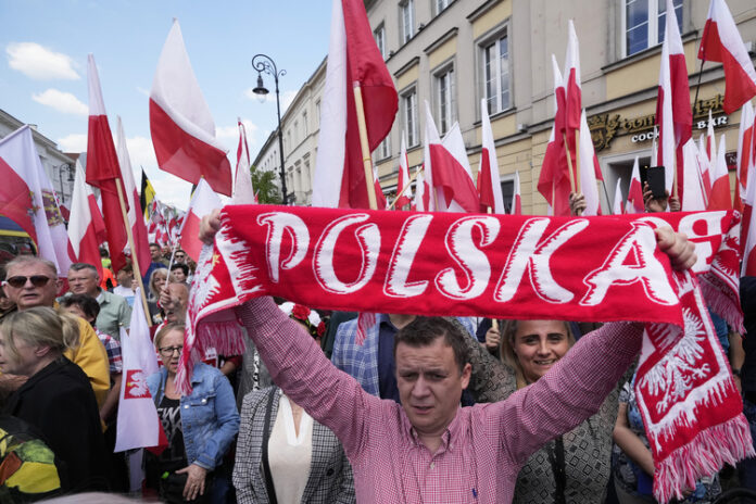 Поляци дойдоха във Варшава от цялата страна, за да участват в шествия в подкрепа на двамата кандидат-президенти