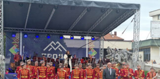 Представителният общински младежки духов оркестър с мажоретки на Троян отбеляза 45 години от създаването си с концерт в Деня на Европа