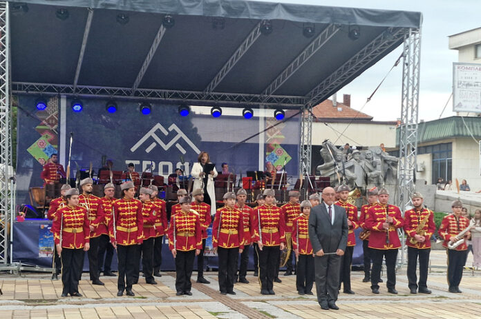 Представителният общински младежки духов оркестър с мажоретки на Троян отбеляза 45 години от създаването си с концерт в Деня на Европа