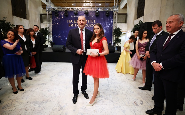 СподелиПрезидентът Румен Радев и неговата съпруга Десислава Радева проведоха среща