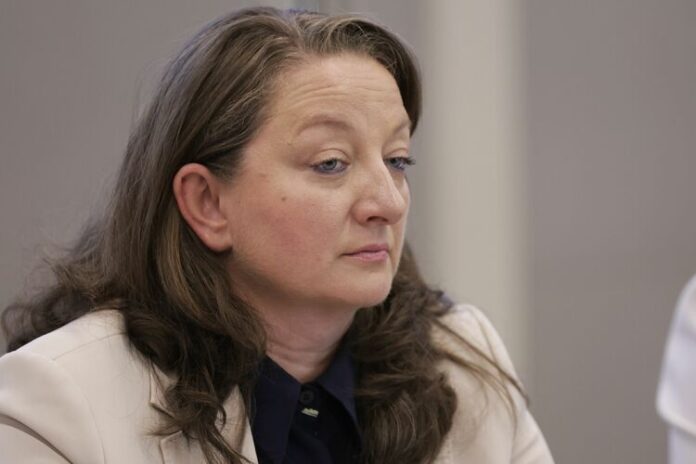 Проблемът по привличане на работници от трети страни не е Проблемът по привличане на работници от трети страни не е решим без истинска координация между институциите, заяви Деница Сачева