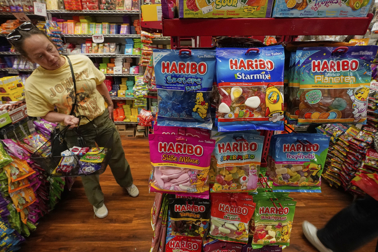 СподелиПроизводителят на марковите бонбони Харибо Haribo съобщи че изтегля от