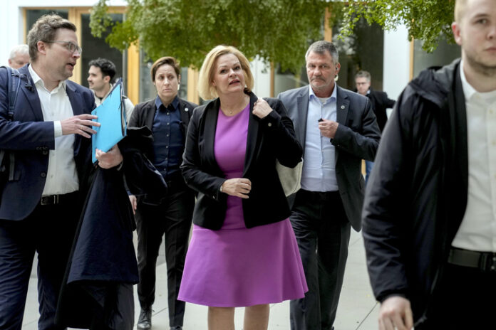 РАЗШИРЕНА
                                                                                                Германското разузнаване класифицира "Алтерантива за Германия" като "екстремистка организация"