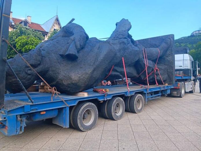 Реставрираният паметник на Христо Ботев вече е във Враца