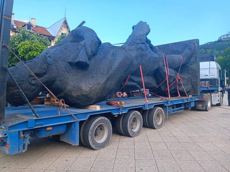 СподелиРеставрираният паметник на Христо Ботев вече се намира във Враца