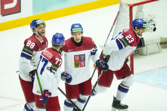 Роман Червенка отбеляза юбилеен мач с хеттрик и изведе Чехия до категорична победа над Казахстан на световните финали по хокей на лед