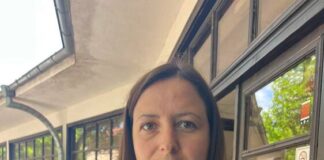 Символично с лентички на реверите си работещите в добричките музеи протестират