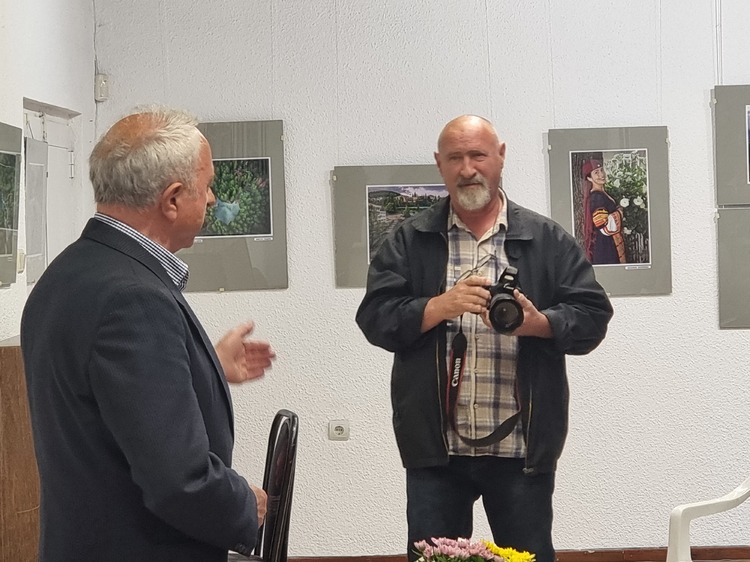 СподелиСмолянският фотограф Сашо Сарандалиев ще открие изложбата 85 фотоса и