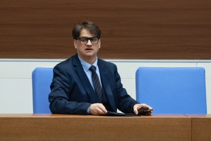 Старата сграда на общинската болница във Велинград не притежава статут на недвижима културна ценност, каза министър Мариан Бачев