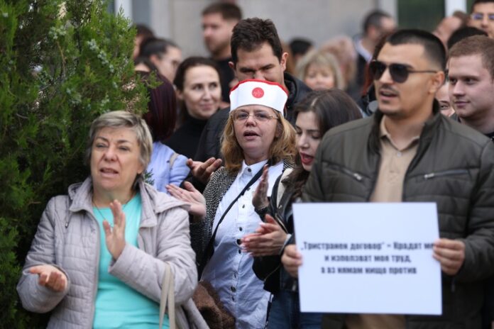 Студенти по медицина, бъдещи лекари и медицински сестри и здравни работници настояха за адекватни условия на труд и достойни възнаграждения на протест в София
