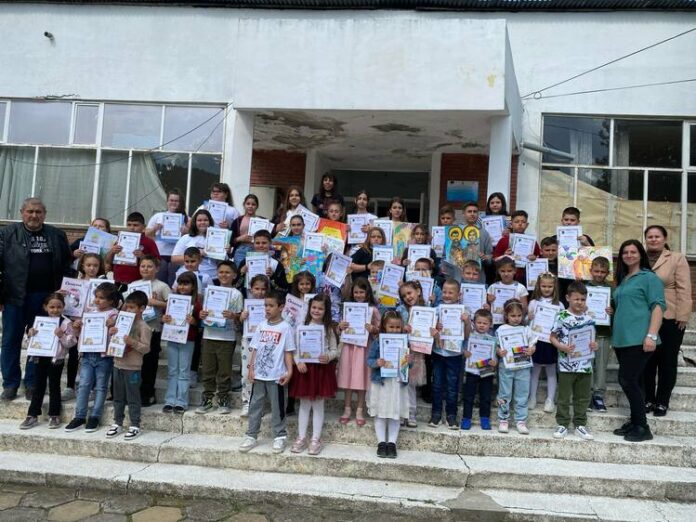 В Опака наградиха победителите в рисувателния конкурс за деца „Златни букви - дар от Кирил и Методий“