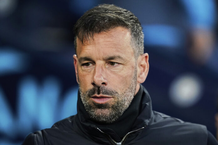 Ван Нистелрой напуска Лестър в края на сезона