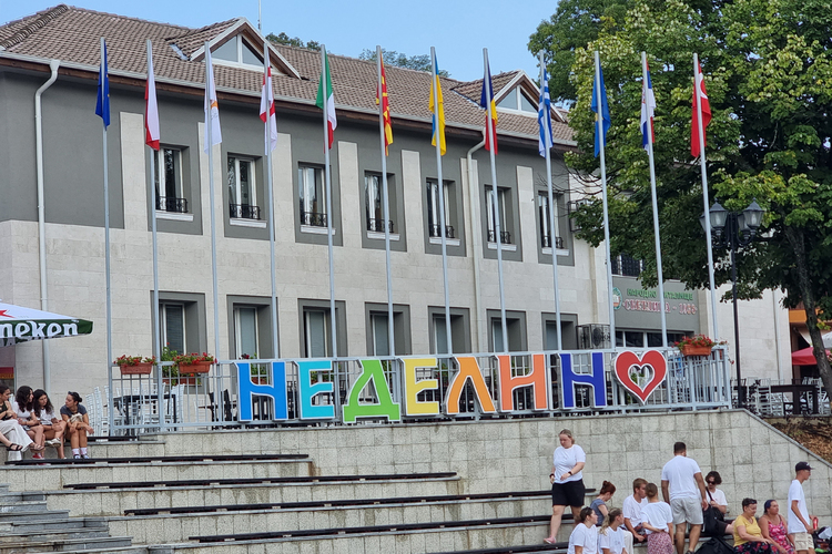 СподелиВъзстановката на ритуала Опяване на китки и бродене на реката