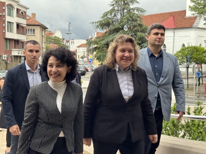 Вековният юбилей на Иван-Милевата "Ахинора" събра сто успели жени от Вековният юбилей на Иван-Милевата "Ахинора" събра сто успели жени от Казанлък в местната Художествена галерия