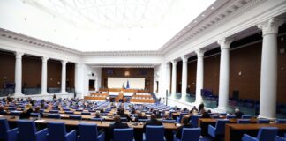 Вицепремиерът Гроздан Караджов и още осем министри се очаква да отговарят на депутатски въпроси днес
