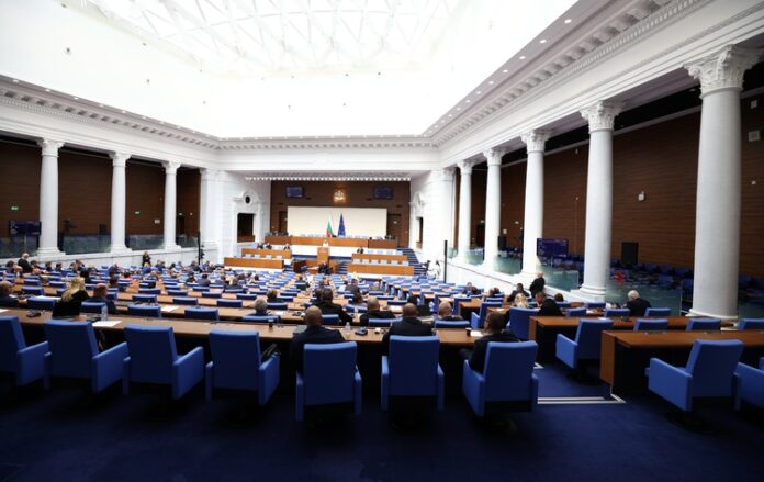 Вицепремиерът Гроздан Караджов и още осем министри се очаква да отговарят на депутатски въпроси днес