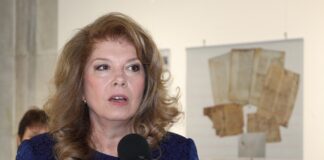 Вицепрезидентът Илияна Йотова откри изложбата "Азбука и история" в Регионалната библиотека "Стилиян Чилингиров" в Шумен