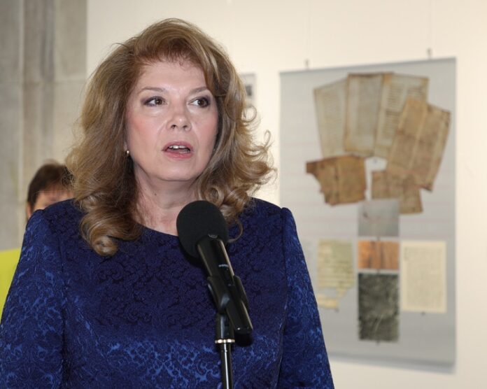 Вицепрезидентът Илияна Йотова откри изложбата "Азбука и история" в Регионалната библиотека "Стилиян Чилингиров" в Шумен