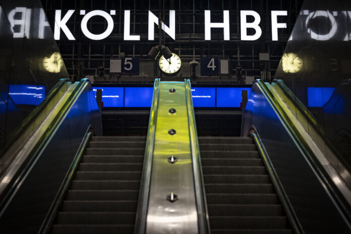 Влакови услуги прекъсват за повече от 2 седмици в ключов хъб в Кьолн