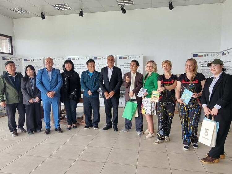 СподелиГрупа журналисти от Южна Корея посети културния и информационен център