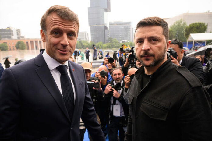 Зеленски и Макрон са обсъдили в телефонен разговор оръжейното производство на Киев, обяви украинското президентстнво