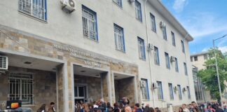 Жители на Хасково излязоха на протест пред полицията в града с искане за оставката на директора на ОД на МВР ст. комисар Иван Расоков