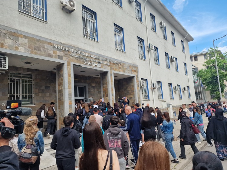 СподелиЖителите на Хасково организираха протест пред сградата на Районното полицейско
